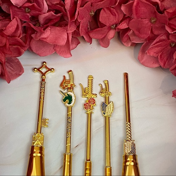 Attack on Titan Gold 5 Piece Makeup Brush Set with Bag - Picture 9 of 16